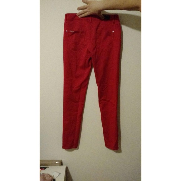 Red pants ! - Picture 3 of 3
