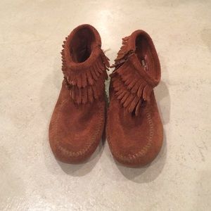 SIZE 3. Minnetonka low cut moccasins.