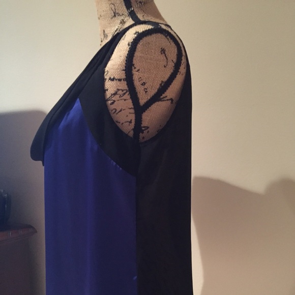 Beautiful Blouse💙 - Picture 2 of 4