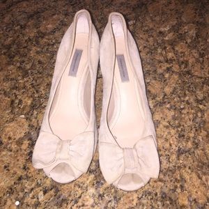 Creme suede kitten pumps