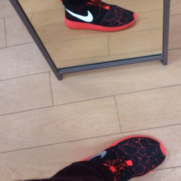 Nike roshes.