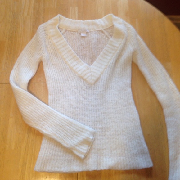 V-neck cream/white sweater