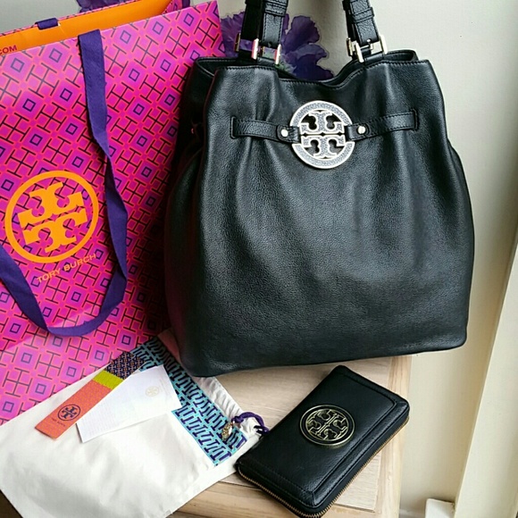 Tory Burch Handbags - Tory Burch Amanda north south tote AUTHENTIC