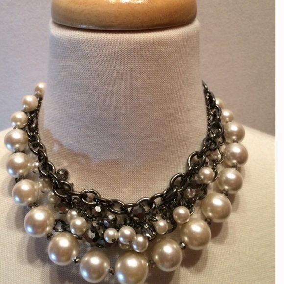 Pearl and Metal Necklace - Picture 2 of 3