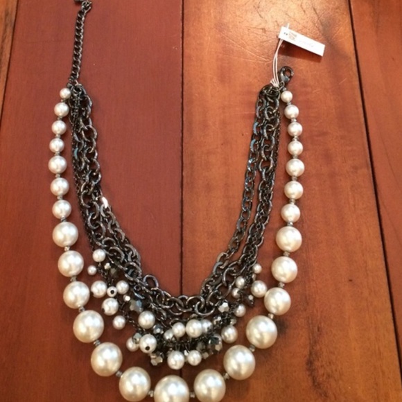 Pearl and Metal Necklace - Picture 3 of 3
