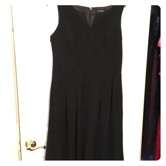 Black dress. Sleeveless. Below the knee
