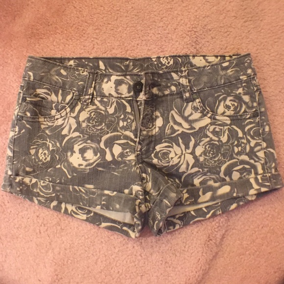 Flowery jean shorts