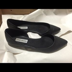 Pointed black flats