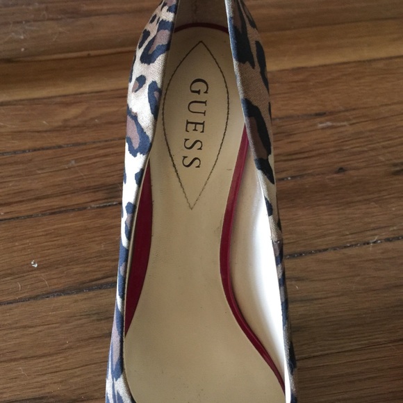 Guess heel, red heel, cheetah print pattern - Picture 4 of 4