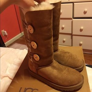 Tall chestnut Bailey button uggs size 7