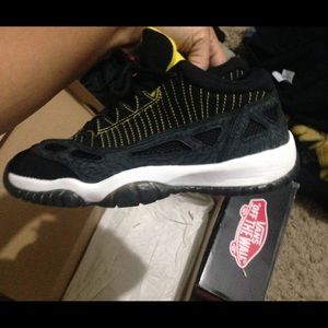 Jordan 11's low