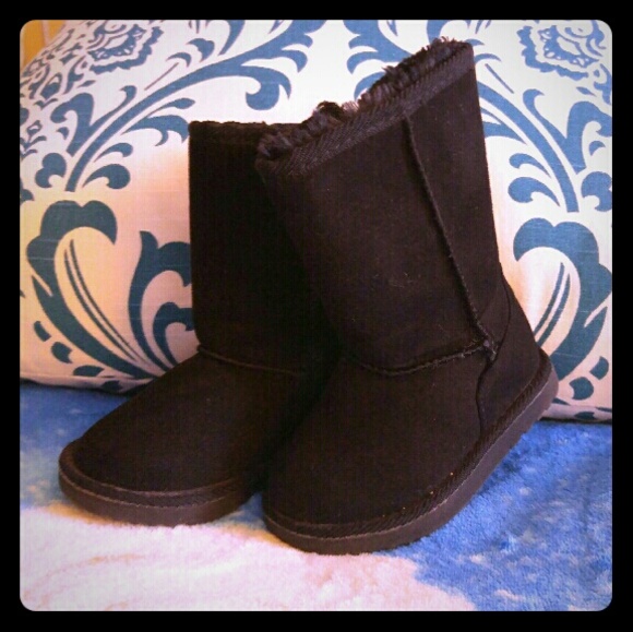 Fur-lined black boots. Only worn once!