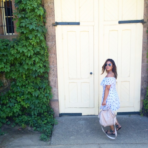 Meet your Posher, Felicia - Picture 2 of 3