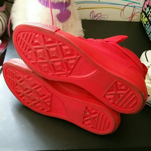 Converse - Picture 2 of 3