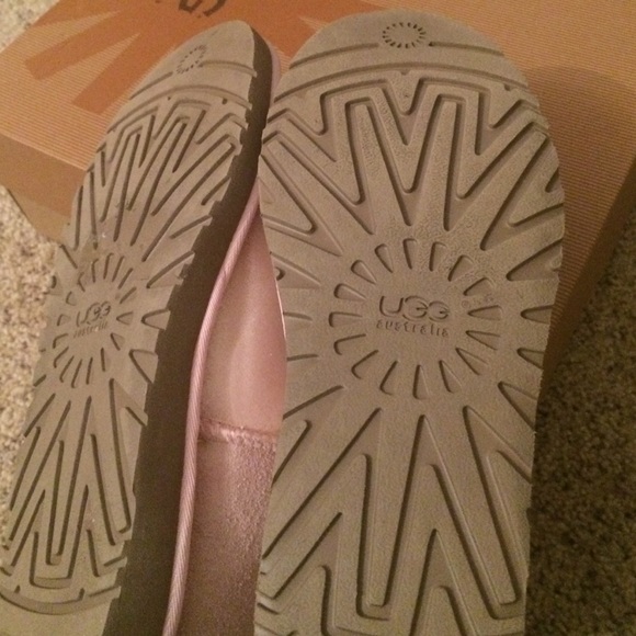 🚫SOLD🚫 Pink breast cancer ugg's - Picture 3 of 4