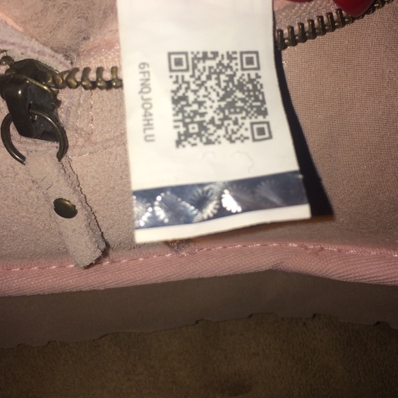 🚫SOLD🚫 Pink breast cancer ugg's - Picture 4 of 4