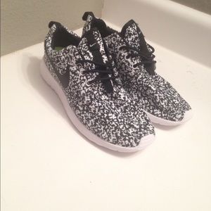 Women's Nike Roshe Speckle Size 8
