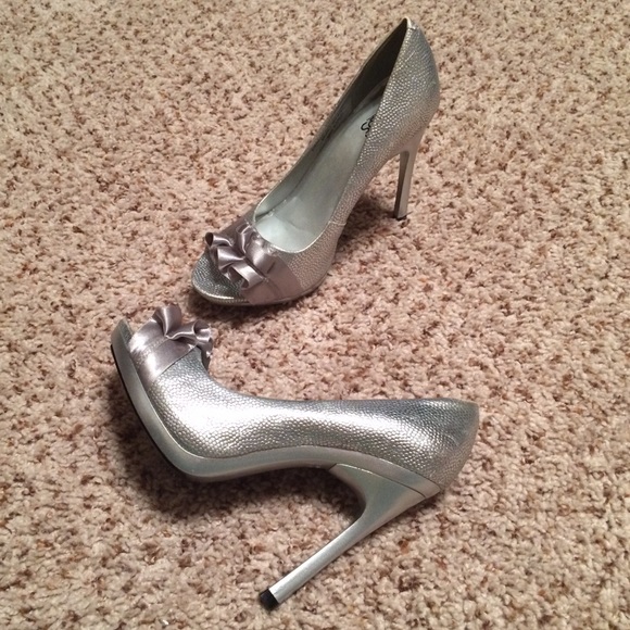 Carlos Santana Shoes - New Carlos silver peep toe 7.5 🎉🎉SALE🎉🎉