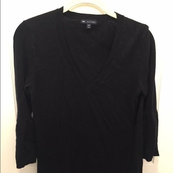 Gap v neck sweater. Black. Size medium