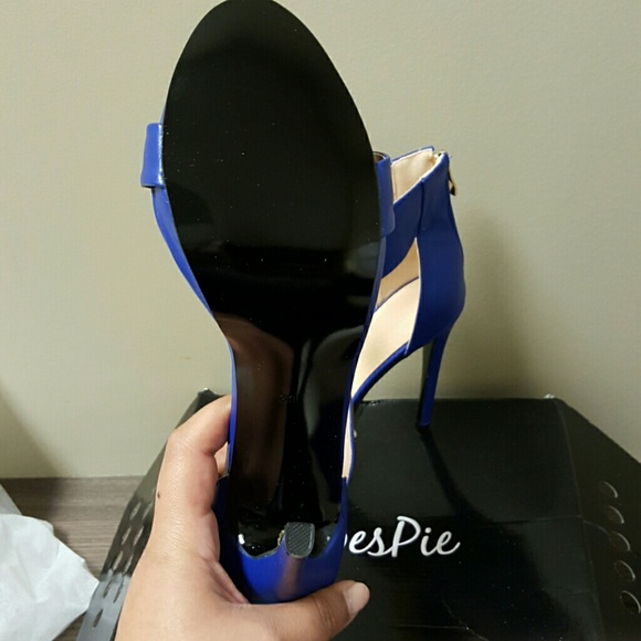 Heels - Picture 4 of 4