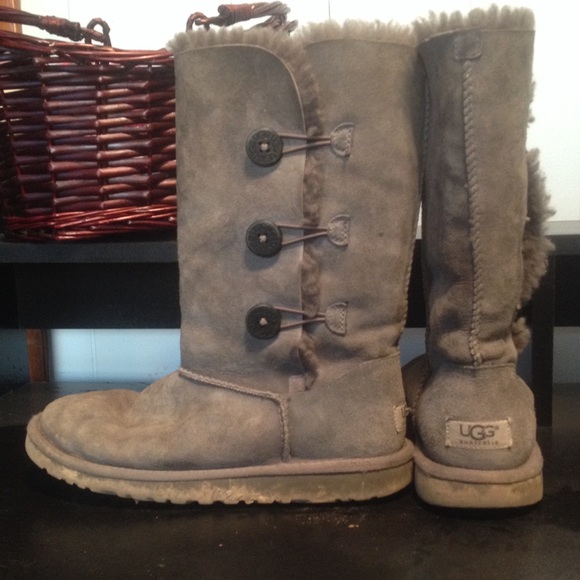 Uggs-gray boots with 3 buttons