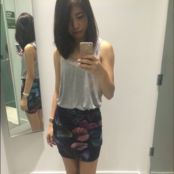Leafs printed mini skirt