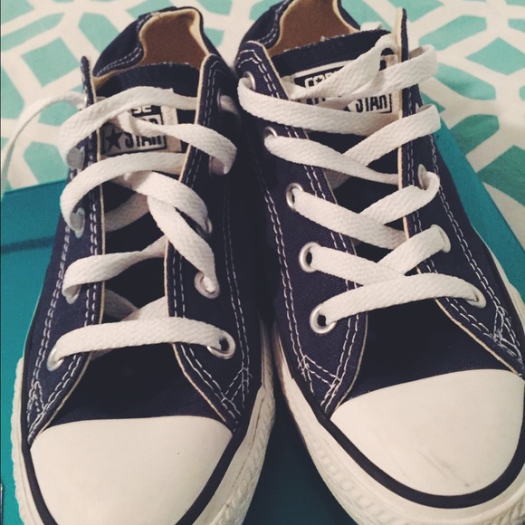 only worn once navy blue converse size 6