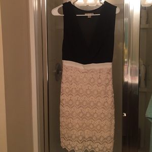 Vneck knee length sleeveless dress