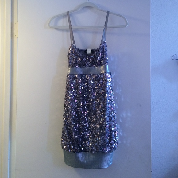 ✨Wet Seal Silver Sequin Dress with 🎀 back!!!😊✨