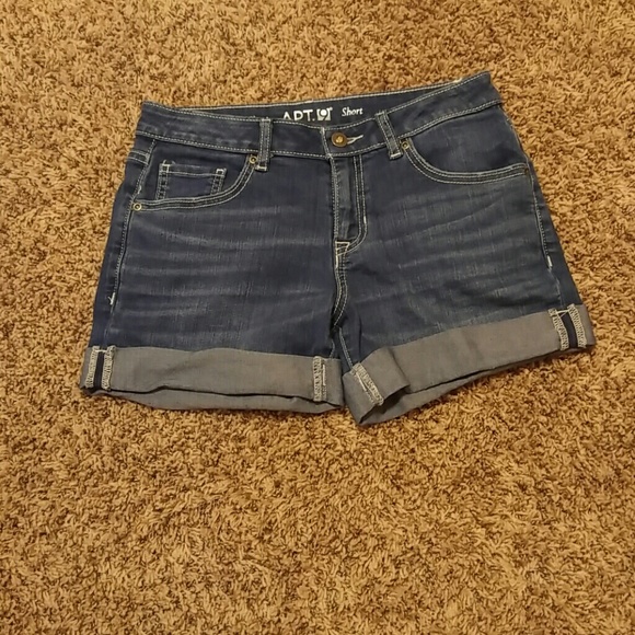 APT.9 shorts