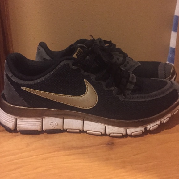 Black nikes frees