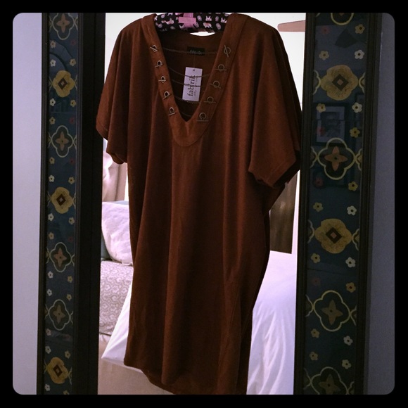 Fab'ric Tops - NWT fab'rik V neck Tunic, Size M