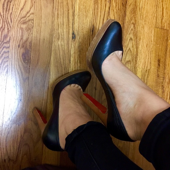 Christian Louboutin - Picture 2 of 4