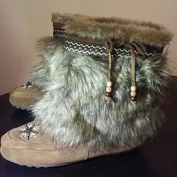 Minnetonka Shoes - MINNETONKA beautiful boots nwot