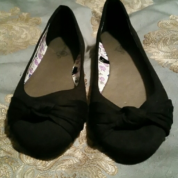 Very cute black flats