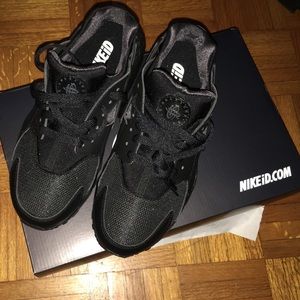 black Nike Huarache sz7 in wms.