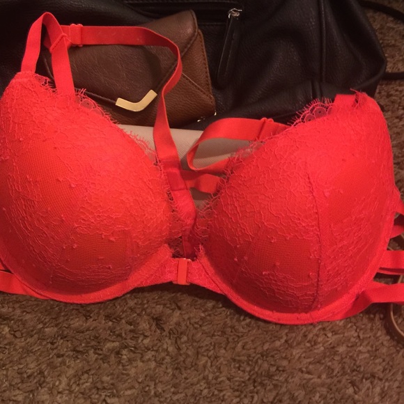 Red vs bra 😍