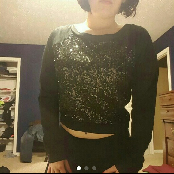 *traded*Black sequin crop sweater