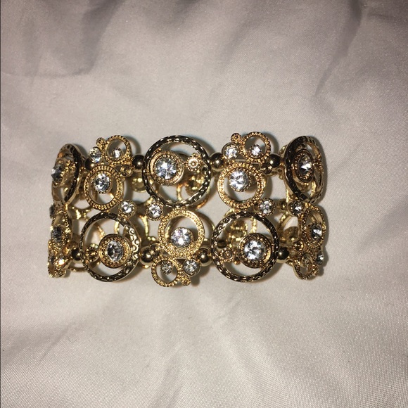 Gold stretch bracelet with diamond studs💕