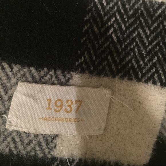 Wool-blend Madewell scarf in buffalo check print.