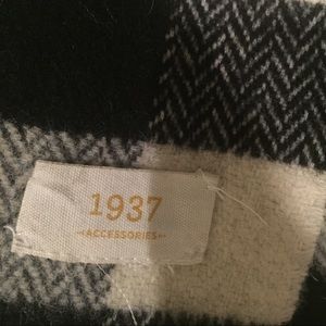 Wool-blend Madewell scarf in buffalo check print.