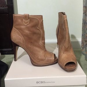 Women's BCBG light brown open toe boot 8