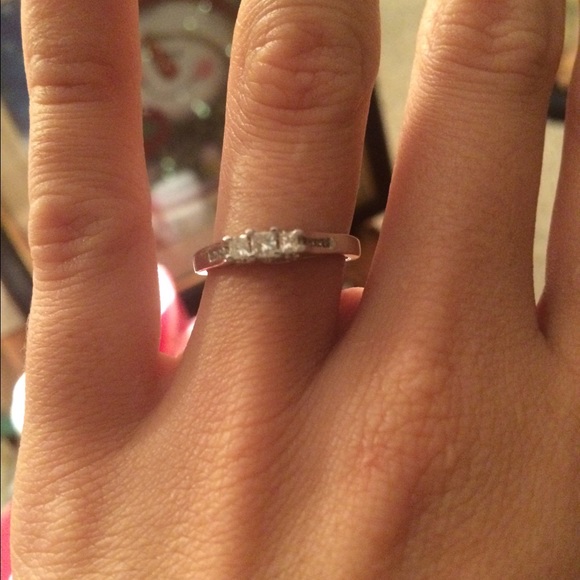 10K White Gold Ring - Picture 4 of 4
