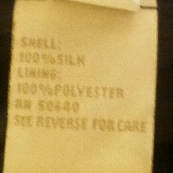 100%silk flowy dress. Easy to wear. Modern print - Picture 3 of 3