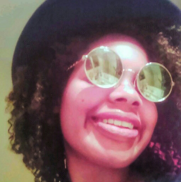 Charlotte R. //chic cali style 90s babe//round
