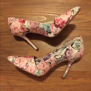 Elle back to flowers pumps