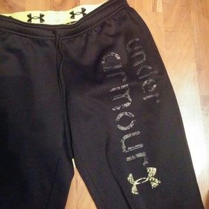 Black under armour capris