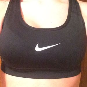black nike  sports bra (TRADING FOR A SIZE MEDIUM)