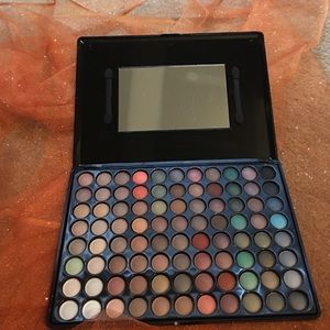 Very natural muted, soft palate.  32 eye shadows!