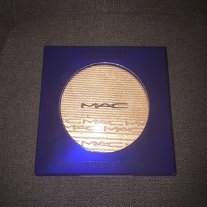 Limited Edition M•A•C Extra Dimension OH DARLING